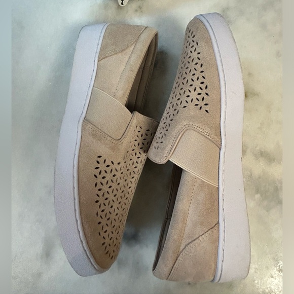 Vionic Kani Tan Perforated Slip On Sneaker Shoes 9 - Picture 3 of 10